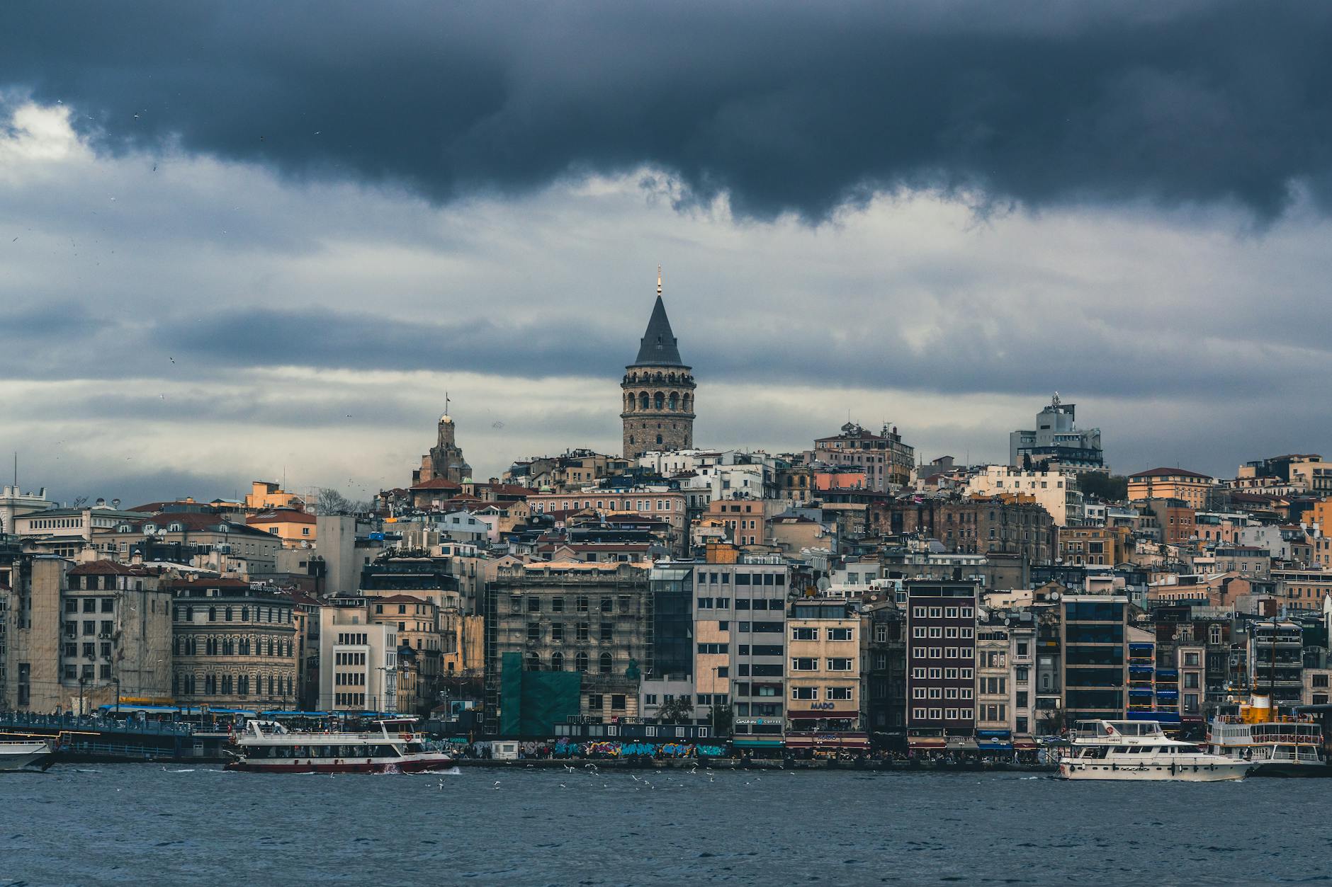 Panorama Stambułu z historyczną Wieżą Galata pod burzowymi chmurami