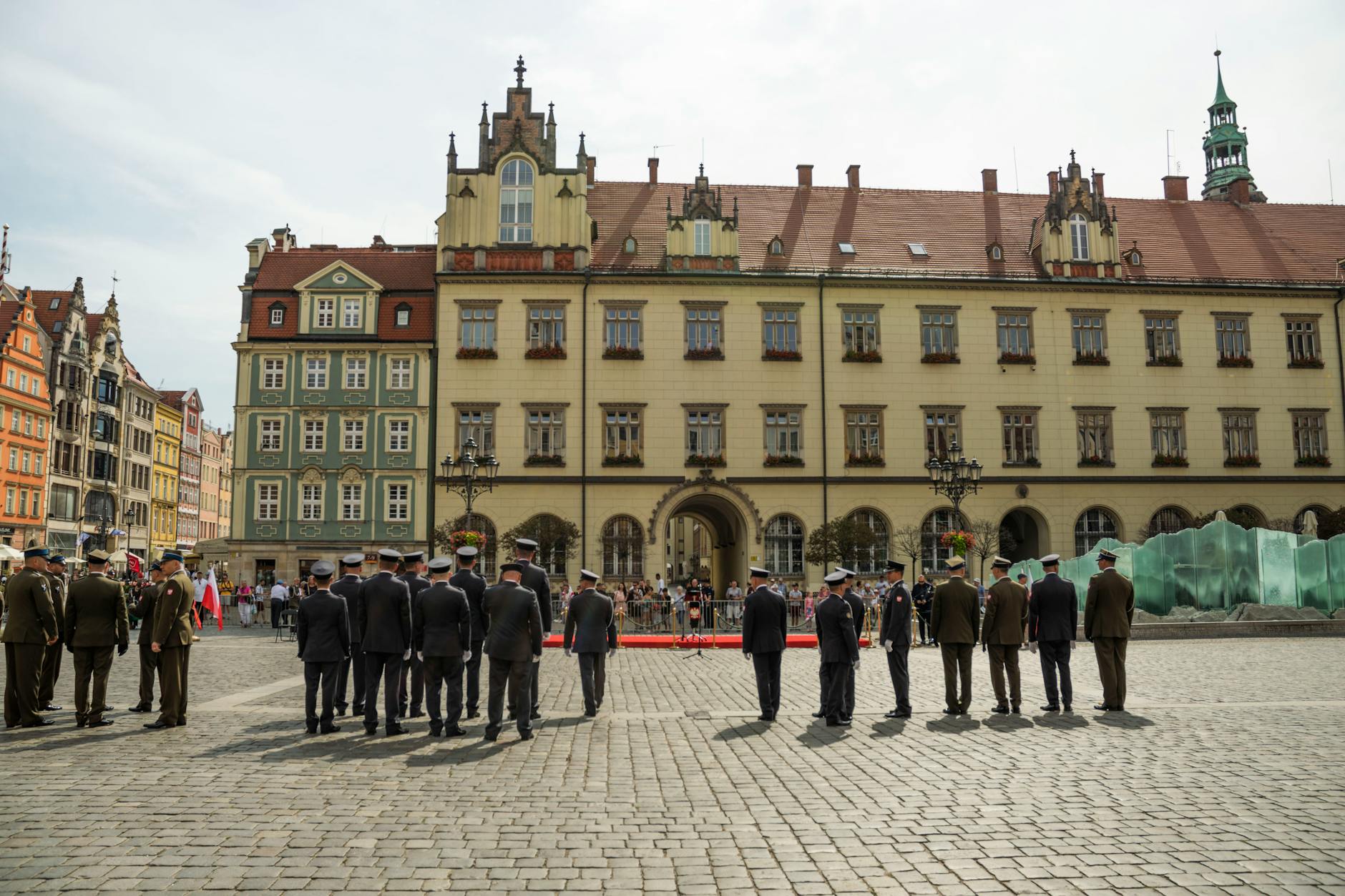 Wrocław, żołnierze w szyku podczas wojskowej ceremonii na rynku