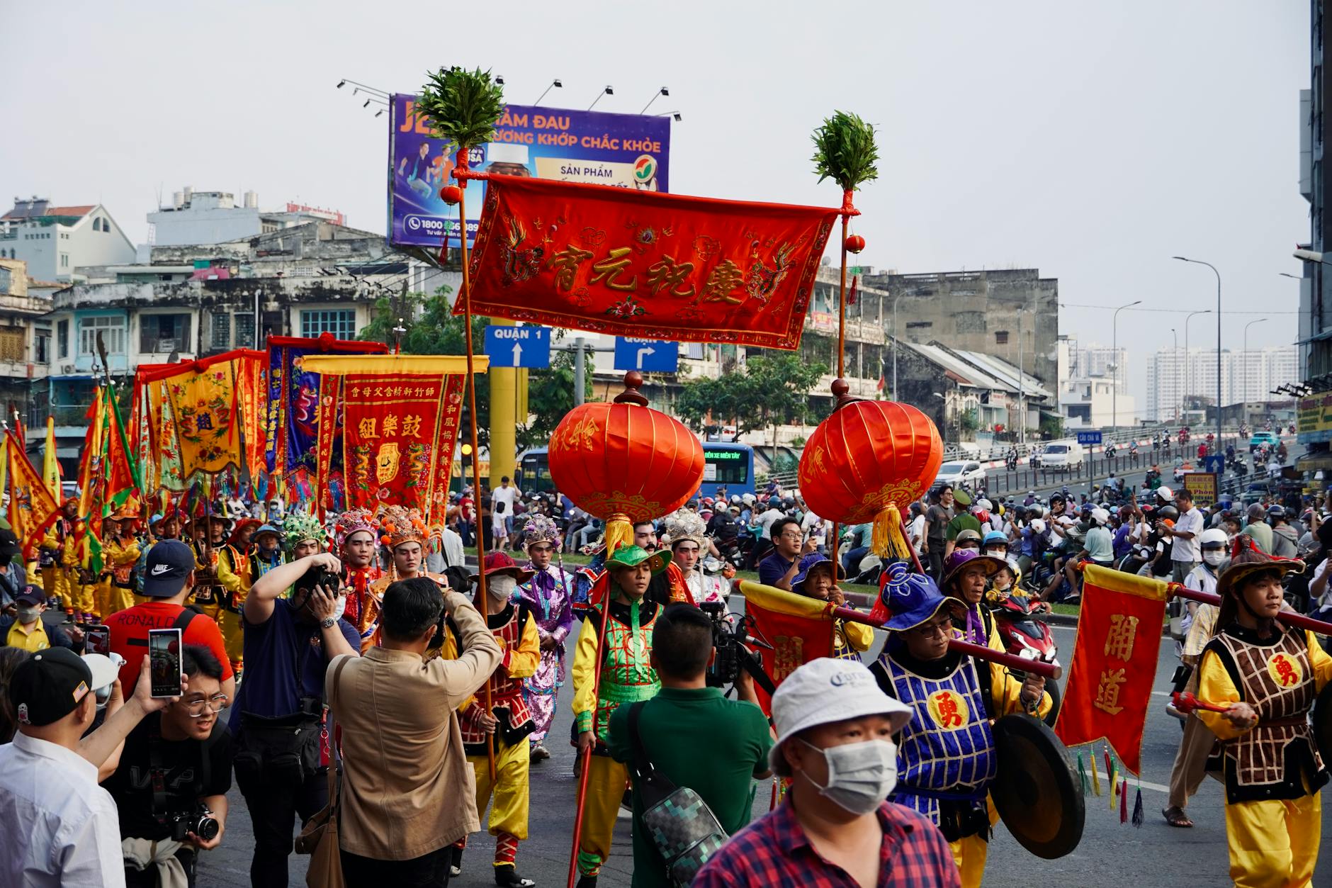 Kalisz i festiwale: co warto śledzić w kalendarzu wydarzeń przez cały rok Barwna parada z tradycyjnymi strojami na ulicy Kalisza