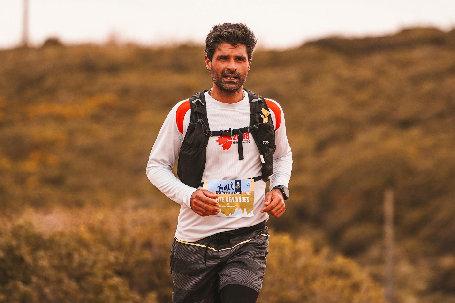 Biegacz przełajowy z determinacją na leśnej trasie w Luboniu