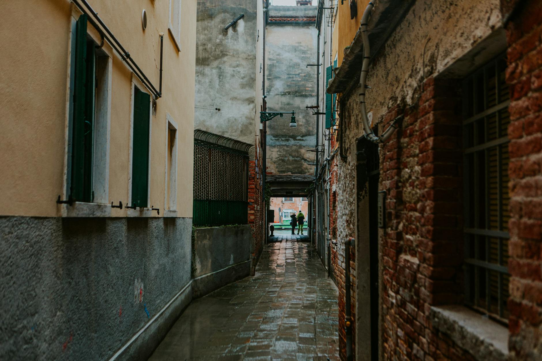 Brukowana uliczka z zabytkowymi kamienicami w Gnieźnie