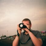 Fotograf amator robi zdjęcia plenerowe lustrzanką
