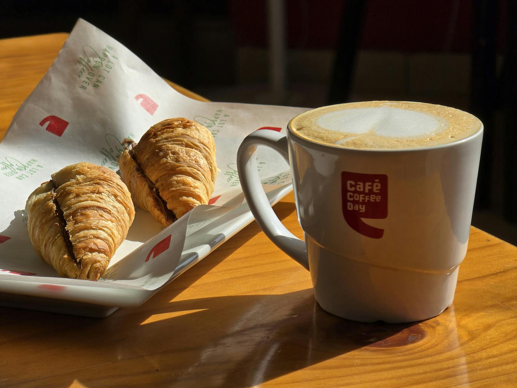 Kawa i croissanty na stoliku w kawiarni idealnej na śniadanie