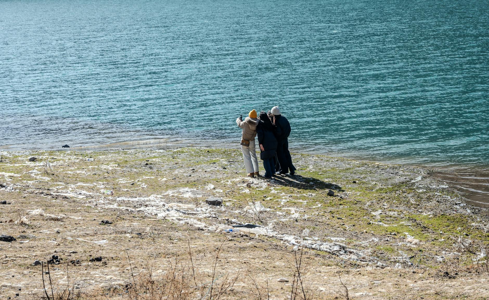 Pomost nad spokojnym jeziorem w okolicach Wągrowca