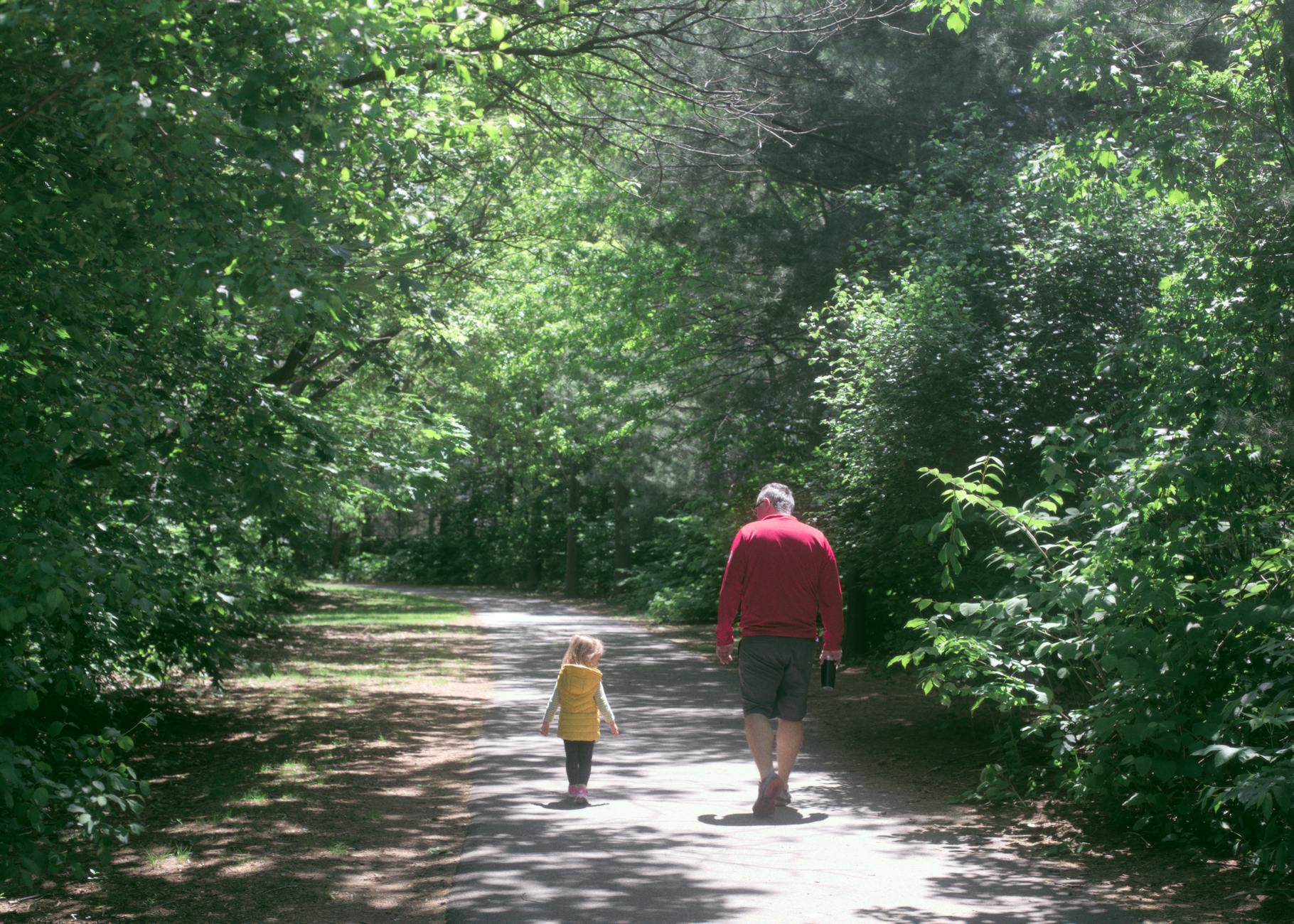 Przedszkolaki bawią się na kolorowym placu zabaw w Śremie