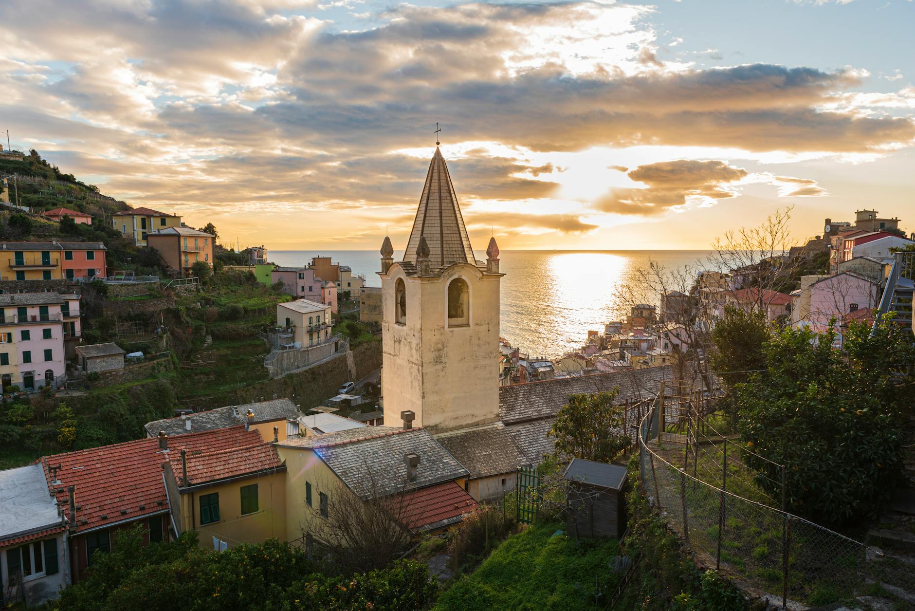 Riomaggiore we Włoszech o zachodzie słońca, kolorowe domy nad morzem