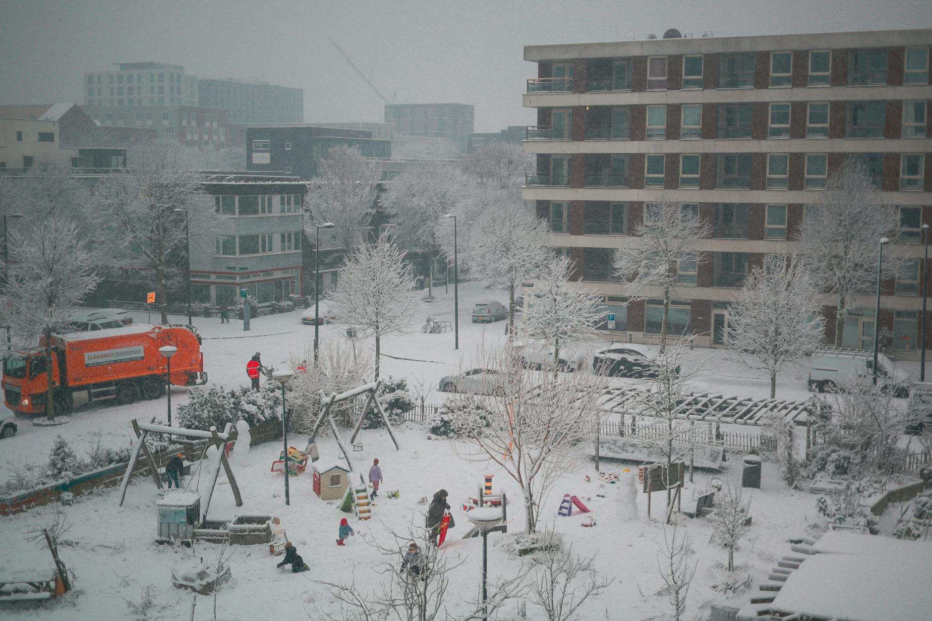 Rodzinna zabawa dzieci na kolorowym placu zabaw w Śremie