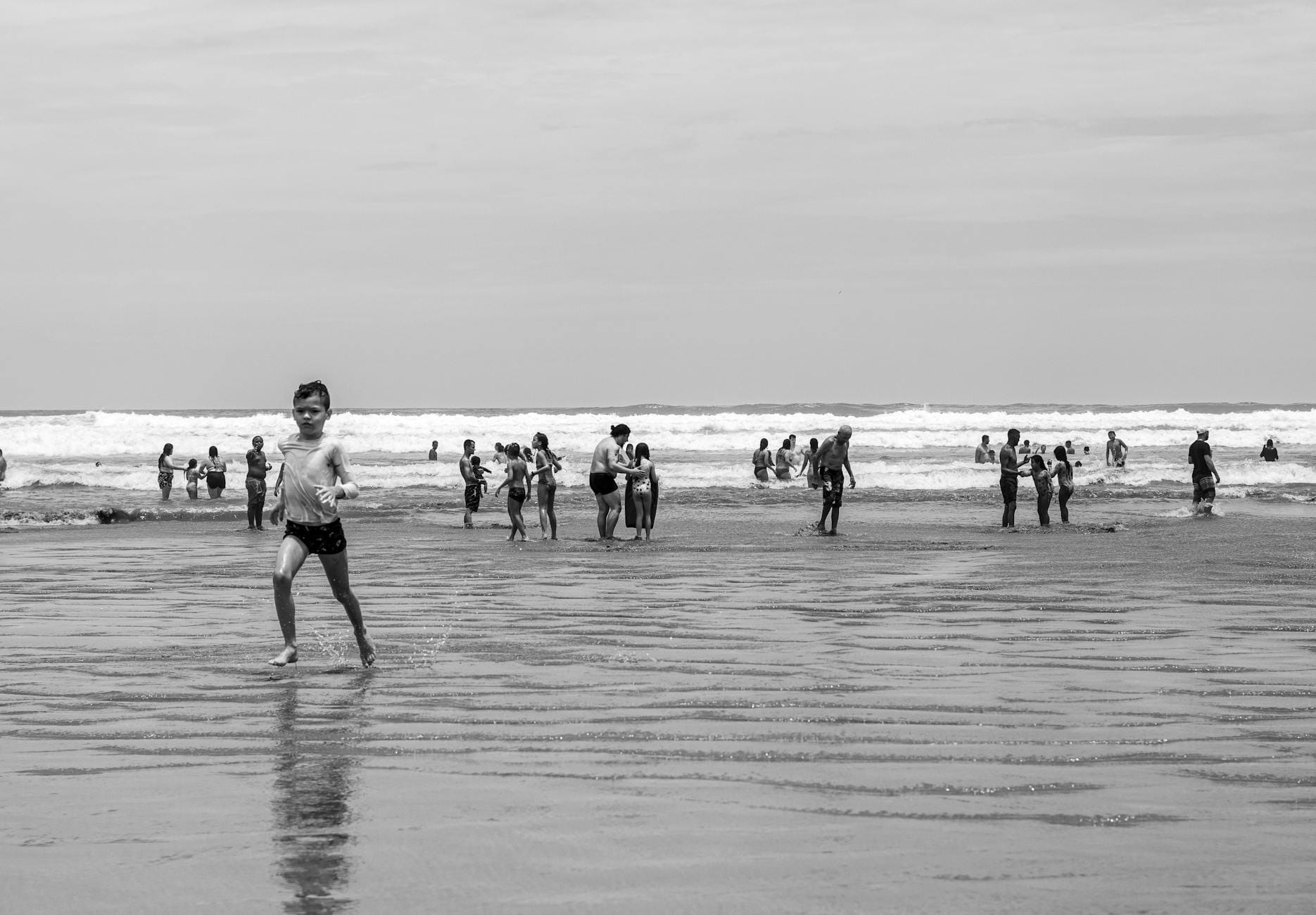 Rodziny z dziećmi odpoczywają na plaży nad jeziorem z falami