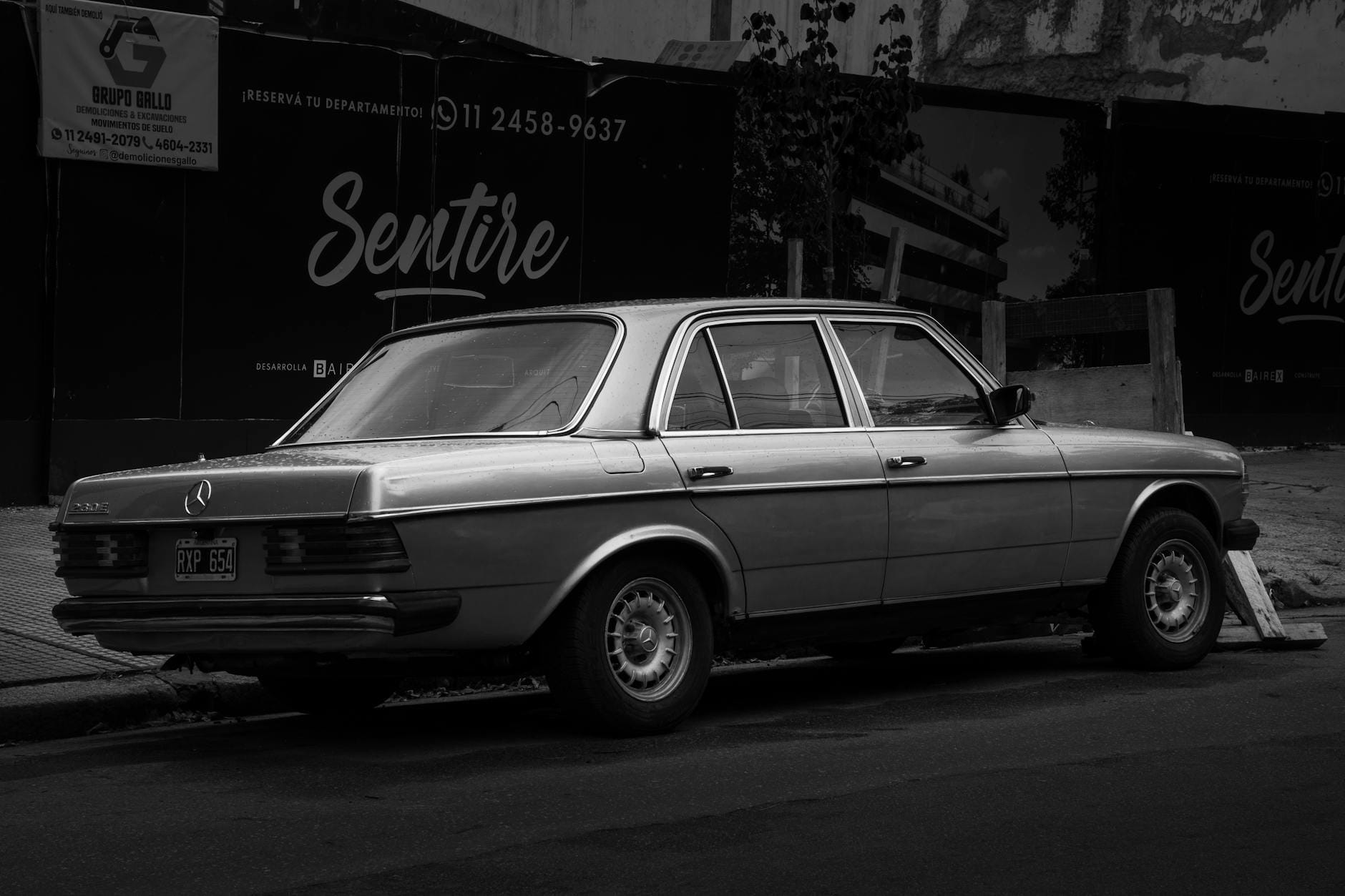 Stary mercedes zaparkowany przy ulicy w centrum miasta