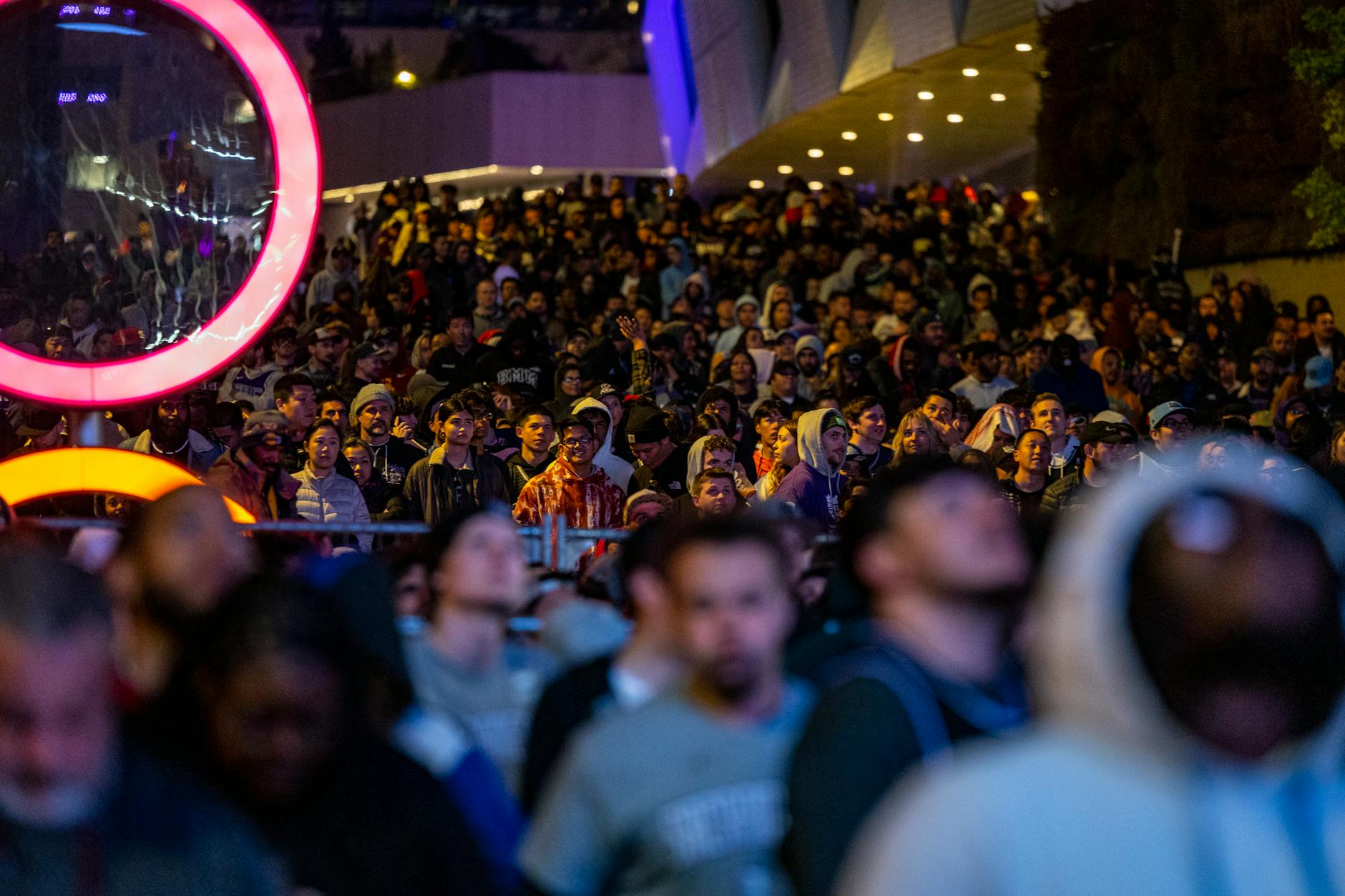 Tłum uczestników nocnego festiwalu plenerowego w Kaliszu