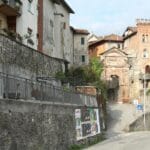 Wąska ulica z zabytkowymi kamienicami w europejskim miasteczku