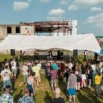 Kulturalny Jarocin: jak śledzić wydarzenia, gdzie kupować bilety i co warto zobaczyć w sezonie Plenerowy koncert z tłumem ludzi bawiących się przy muzyce na żywo