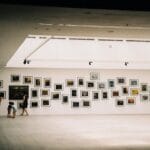 Rodzina zwiedzająca nowoczesną galerię sztuki w Pile