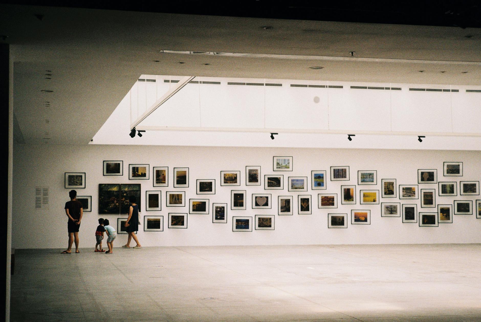 Rodzina zwiedzająca nowoczesną galerię sztuki w Pile