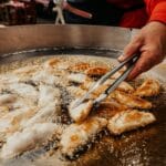 Szlak kulinarny po Kaliszu: od rzemieślniczych wypieków po lokalne obiady Smażone pierogi w głębokim tłuszczu jako lokalny street food