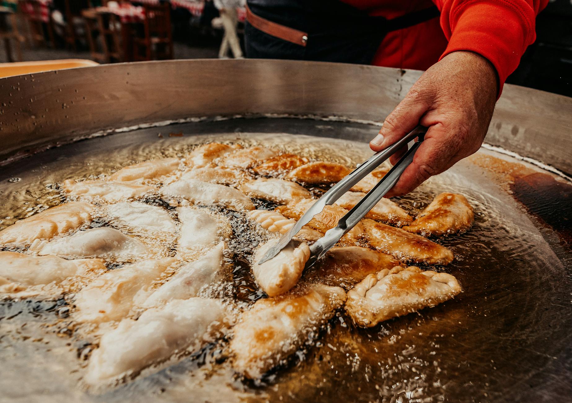 Smażone pierogi w głębokim tłuszczu jako lokalny street food