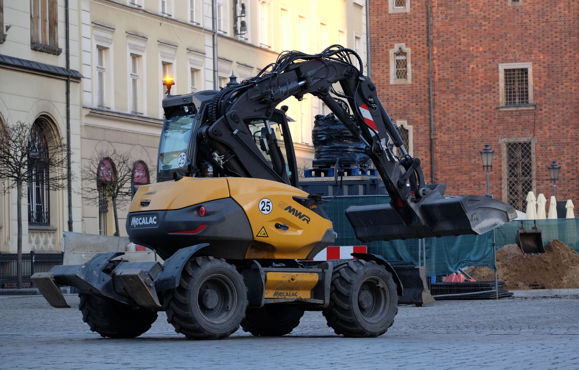 Części zamienne do maszyn JCB – jak odróżnić komponenty klasy Agri od tanich zamienników?