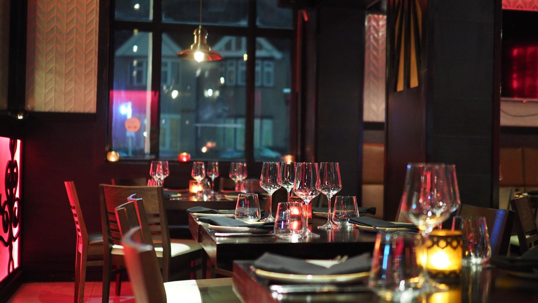 Elegancka restauracja przy świecach, idealna na kolację w Gnieźnie