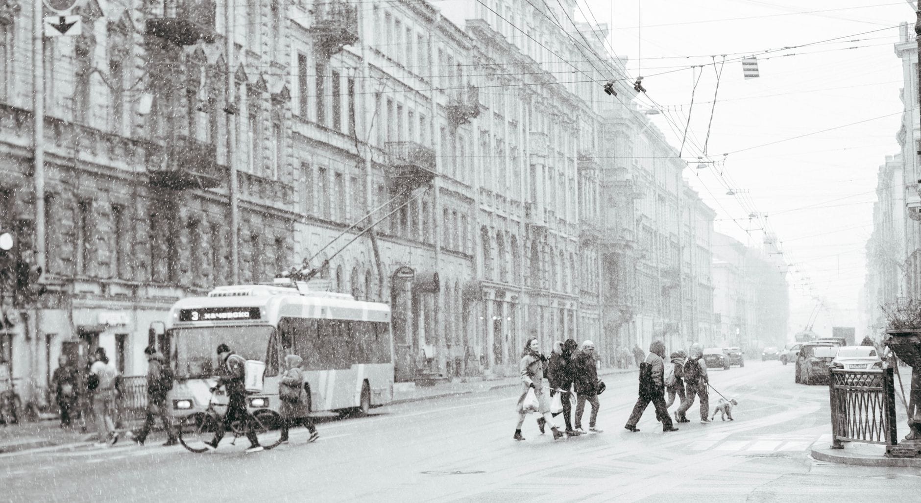 Przechodnie na ośnieżonej ulicy w zabytkowym centrum zimą