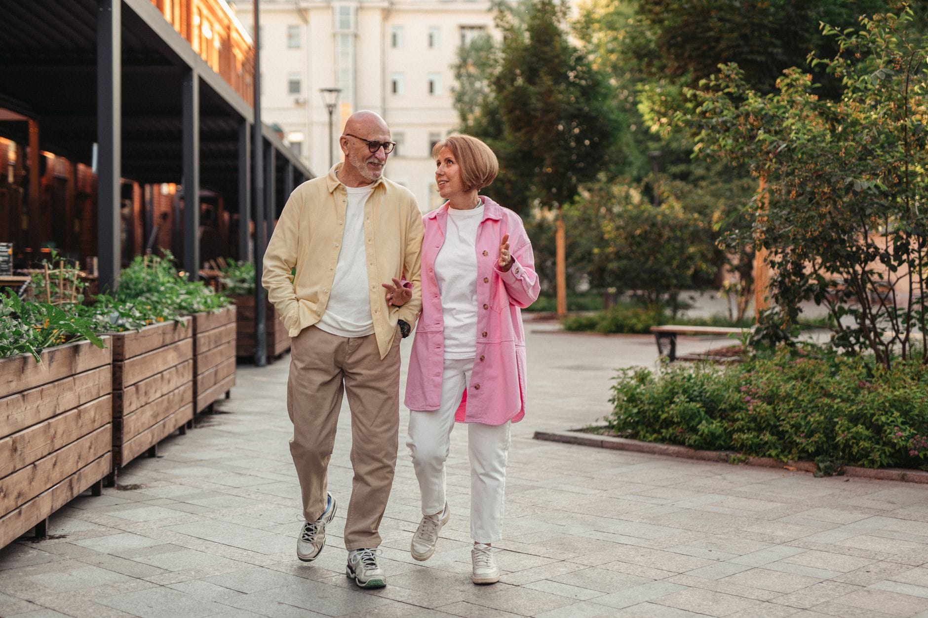 Uśmiechnięta para seniorów na spacerze w zielonej części Kalisza