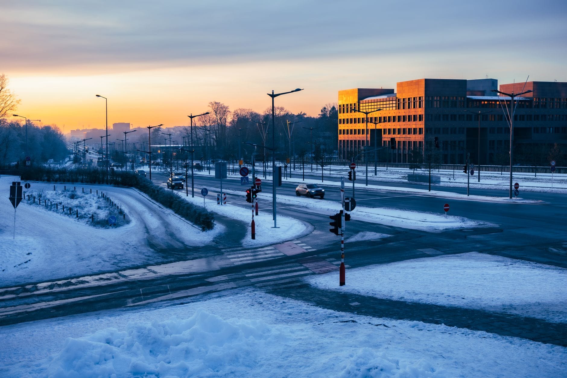 Zaśnieżona ulica o zmierzchu i nowoczesny budynek w Krotoszynie