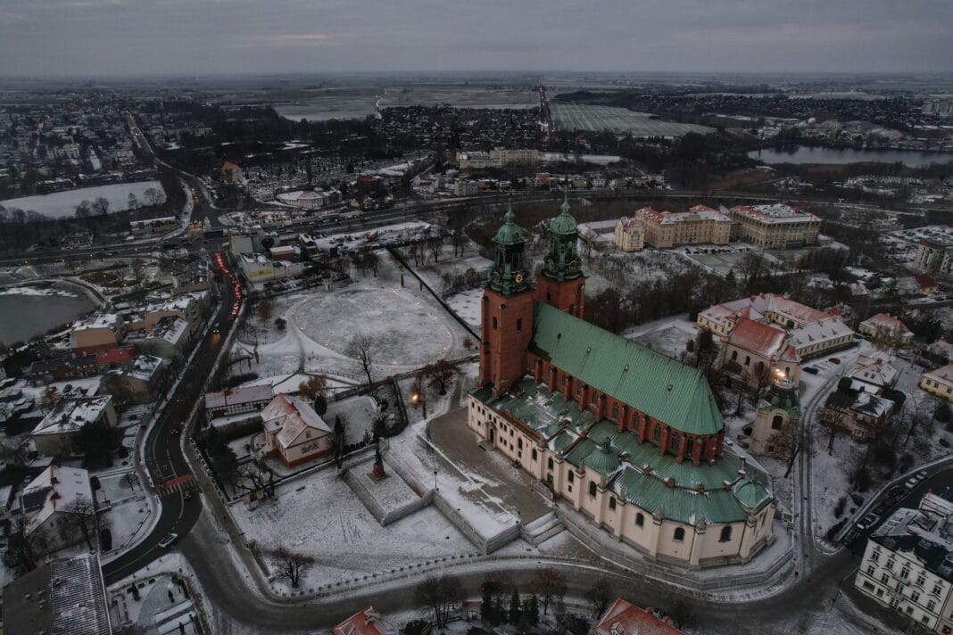 Ośnieżona katedra w Gnieźnie z lotu ptaka Ośnieżona katedra w Gnieźnie z lotu ptaka