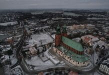 Ośnieżona katedra w Gnieźnie z lotu ptaka