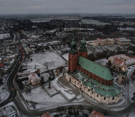 Ośnieżona katedra w Gnieźnie z lotu ptaka