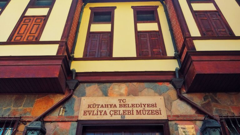 Front budynku Muzeum Evliya Çelebiego w Kütahyi w tradycyjnym stylu