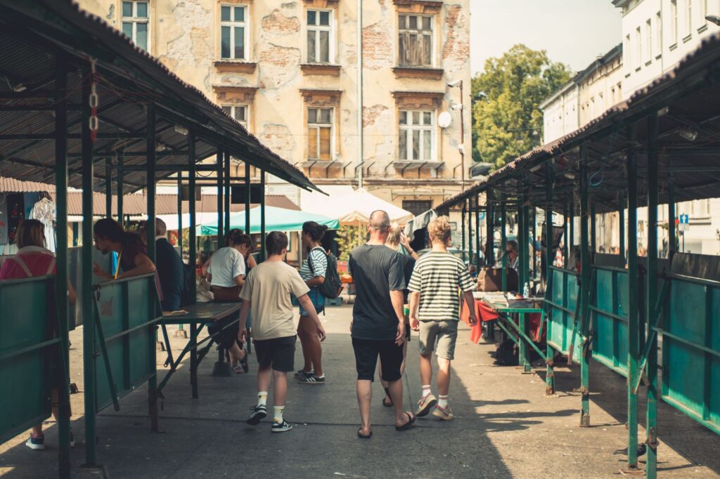 Targowisko miejskie w Kościanie: w jakie dni warto iść po świeże warzywa i swojskie wyroby?