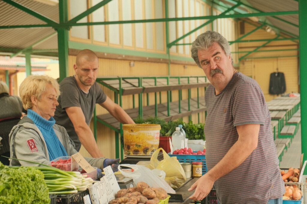 Targowisko miejskie w Kościanie: w jakie dni warto iść po świeże warzywa i swojskie wyroby?