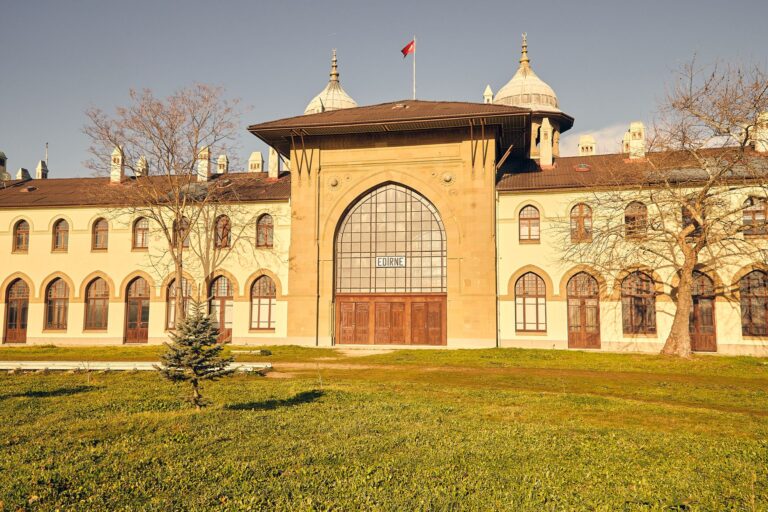 Zabytkowy budynek w Edirne w Turcji w słoneczny dzień