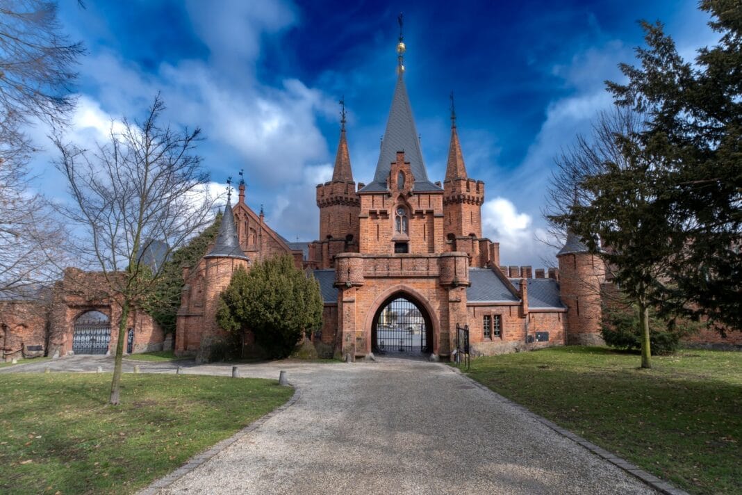 Złotów we dwoje: romantyczne miejsca na randkę, spacer i kolację nad jeziorem